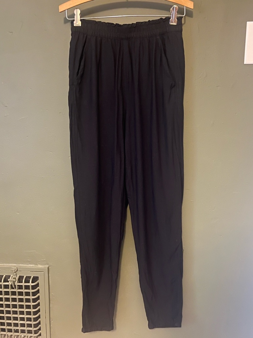 H&M Black Elastic Waist Casual Pants Women’s Size 6 Paper Bag Pockets DIVIDED